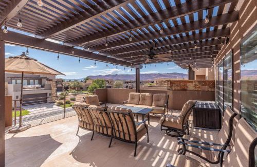 St. George Villa | Idyllic Retreat on the 18th Fairway with Pool & Breakfast