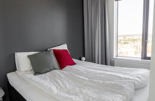 Kallio Apartment | Elevated Waterfront 1 Bedroom Suite with Hot Tub & Parking