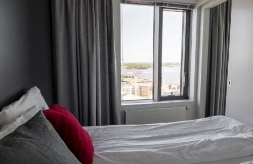 Kallio Apartment | Elevated Waterfront 1 Bedroom Suite with Hot Tub & Parking
