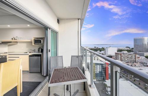 Darwin City Centre Apartment | Escape to 18th in the Clouds: Relax by the Pool