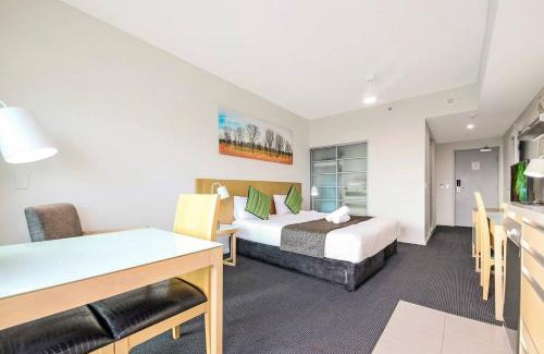 Darwin City Centre Apartment | Escape to 18th in the Clouds: Relax by the Pool