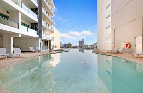 Darwin City Centre Apartment | Escape to 18th in the Clouds: Relax by the Pool