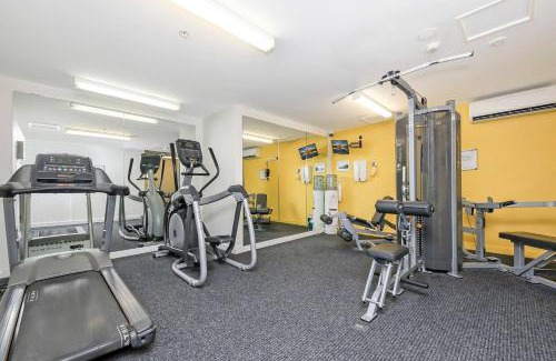 Darwin City Centre Apartment | Escape to 18th in the Clouds: Relax by the Pool
