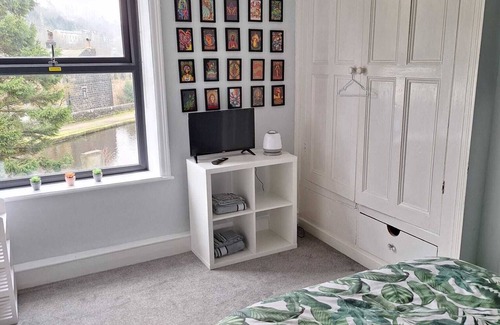 Walsden Bed & Breakfast | Top-Rated Stay at 19 Bacup Road with Family-Friendly Amenities