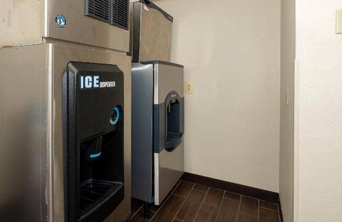 Mount Laurel Hotel | Cozy Hotel with Kitchen & Pet-Friendly Amenities