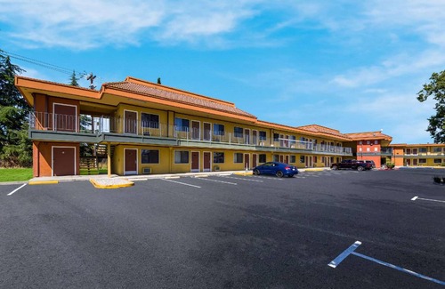 Livermore Hotel | Cozy Motel for 8 Guests with Pet-Friendly Amenities