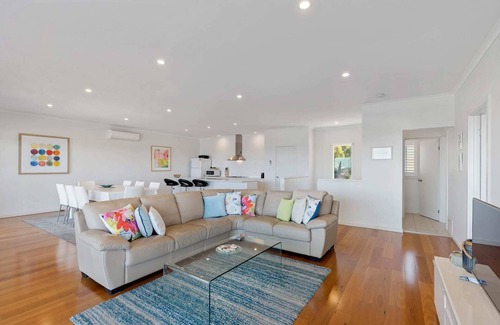 Encounter Bay House | Scenic 19 Seacrest Avenue: Breathtaking Sea & Coastal Views