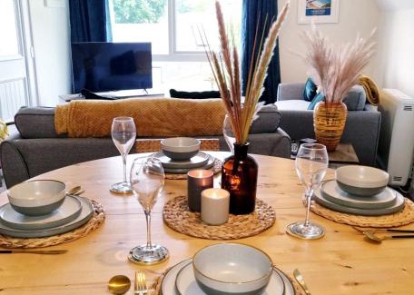 Bude House | Discover 19 the Coombe: Family-Friendly Retreat with Pool