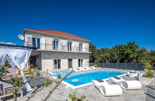 Sucuraj Villa | Spacious Villa with Pool, Hot Tub & 4 Bedrooms for 10 Guests