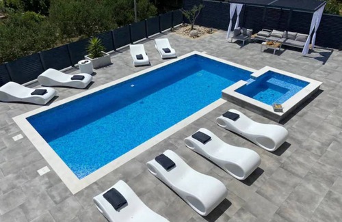 Sucuraj Villa | Spacious Villa with Pool, Hot Tub & 4 Bedrooms for 10 Guests