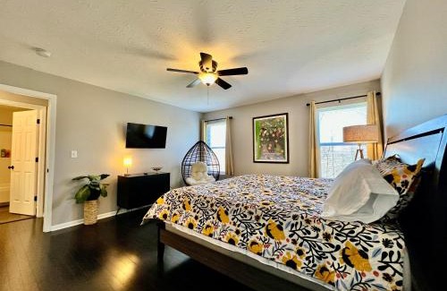 Monroe House | Elegant Swanky Swangos Dream Home with Pool & Family Fun