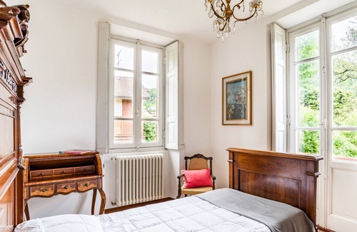 Barni Apartment | 1900s house surrounded by greenery with parking!