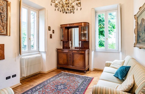 Barni Apartment | 1900s house surrounded by greenery with parking!