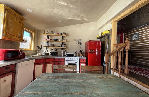 Carbondale Cabin | Inviting 1907 Creekside Cabin with Hot Tub and Sauna