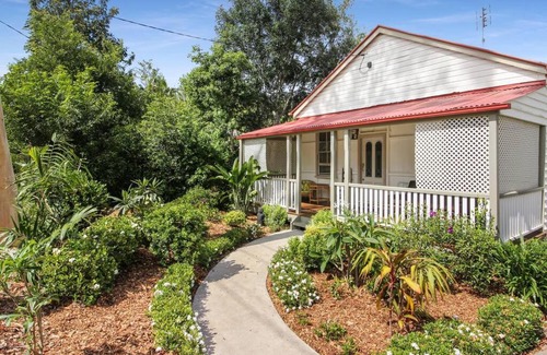 Eumundi House | Retro Queenslander Home: Pet-Friendly and Family Approved