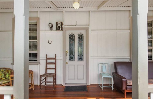 Eumundi House | Retro Queenslander Home: Pet-Friendly and Family Approved