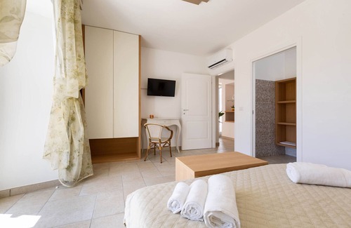 Pittuini Bed & Breakfast | Elegant 1912 B&B I Tarocchi - Cozy Room for Couples