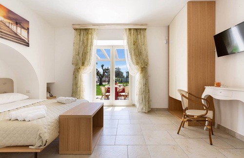 Pittuini Bed & Breakfast | Elegant 1912 B&B I Tarocchi - Cozy Room for Couples