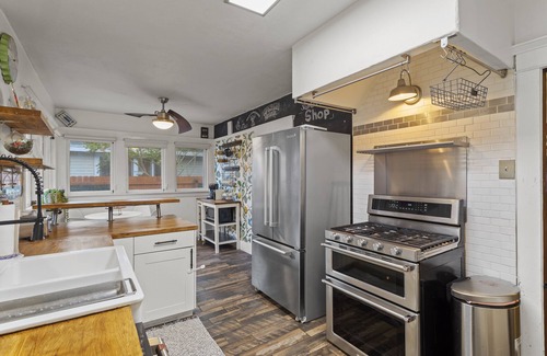 Riverside House | Stunning 1919 Modern Craftsman Casita with Backyard Oasis