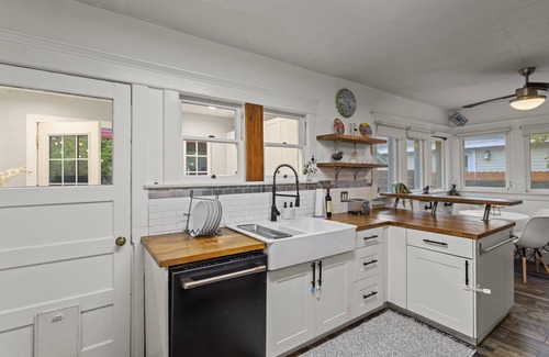 Riverside House | Stunning 1919 Modern Craftsman Casita with Backyard Oasis