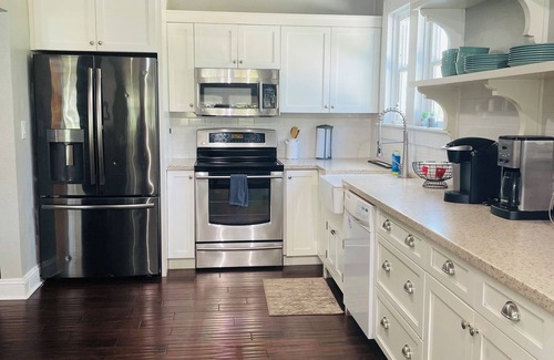 Umatilla House | Top-Rated 1920 Lake House Bungalow with Breakfast Included
