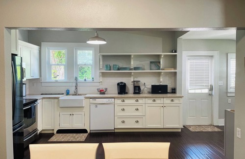 Umatilla House | Top-Rated 1920 Lake House Bungalow with Breakfast Included