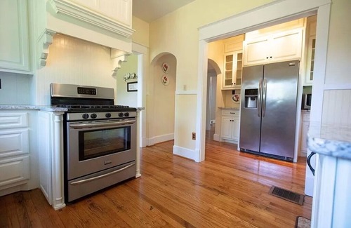 Florence House | Relaxing Farmhouse Retreat with Spa and Child-Friendly Amenities