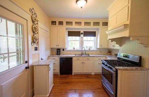 Florence House | Relaxing Farmhouse Retreat with Spa and Child-Friendly Amenities