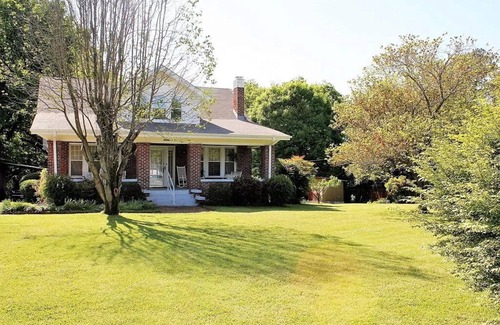 Florence House | Relaxing Farmhouse Retreat with Spa and Child-Friendly Amenities