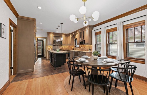 Rockford Apartment | Top-Rated 1920’s Rockford Retreat with Family & Pet Amenities