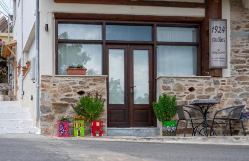 Agios Petros Apartment | Budget-Friendly 1924 Studios: Family-Friendly Getaway