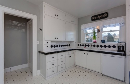 Anacortes Bed & Breakfast | Charming 1925 Colonial with Ocean View Over Fidalgo Bay