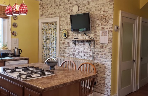 Lexington House | 1926 Guest House: Prime Location Near Virginia Horse Center