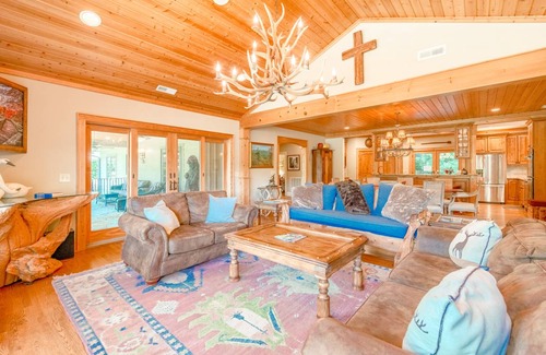 Lake Junaluska House | Spacious 5-Bedroom House for 13 Guests with Pool & Pet Friendly