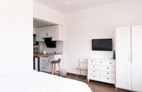 Huaihai Road Commercial Area Apartment | Stylish 1930 French Minimalist Apartment with Pool & Dining