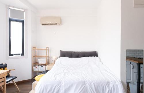 Huaihai Road Commercial Area Apartment | Stylish 1930 French Minimalist Apartment with Pool & Dining
