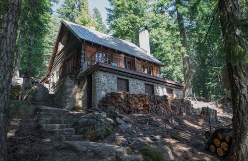 Klamath Lake House | Historic Cabin on Lake of the Woods - Perfect Family Retreat