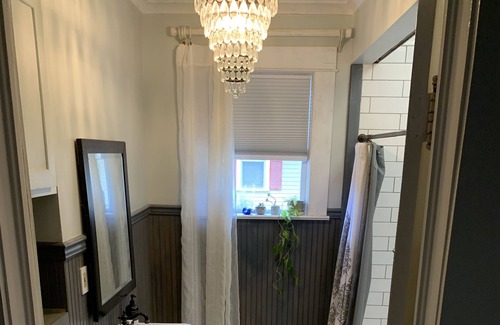 Cartersville House | Charming 1930s Downtown Bungalow - Rated 10/10 & Pet Friendly