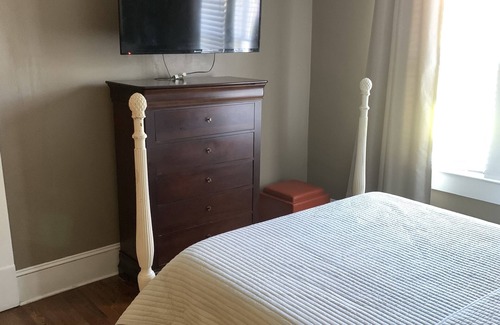 Cartersville House | Charming 1930s Downtown Bungalow - Rated 10/10 & Pet Friendly