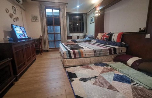 Taman Tanjung House | Seaside Retreat at 1942 Water Chalet - Pet & Child Friendly