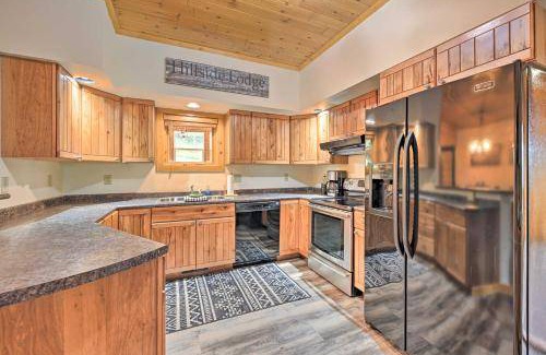 Baraboo House | Spacious 3-Bedroom House with Kitchen for 13 Guests