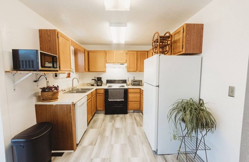Casper House | Charming 1954 Boho/Mid Modern Home with Kitchen Amenities