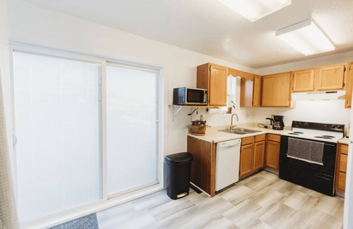 Casper House | Charming 1954 Boho/Mid Modern Home with Kitchen Amenities
