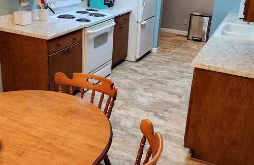 Dana House | 1960's Ranch House: Pet-Friendly Retreat with Breakfast
