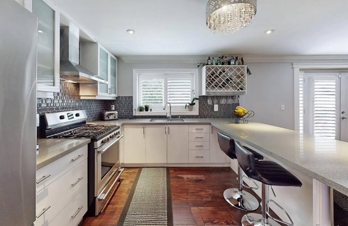 Henry Farm House | 1b1b Queen bed, share bathroom, Sheppard Elegant house 5mins to Fairview mall