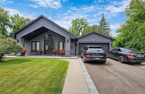 Henry Farm House | 1b1b Queen bed, share bathroom, Sheppard Elegant house 5mins to Fairview mall