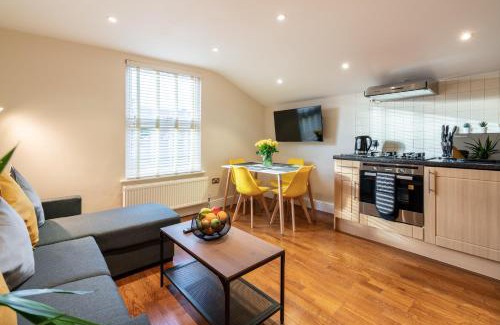 Bush Hill Park Apartment | Pet-Friendly 1BD Apartment with New Furnishings & Style