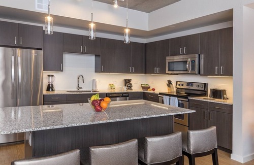 West End Resort | Rooftop Pool & Firepit - Guest Rated 10/10 in Austin!