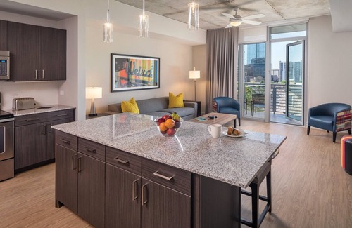 West End Resort | Rooftop Pool & Firepit - Guest Rated 10/10 in Austin!