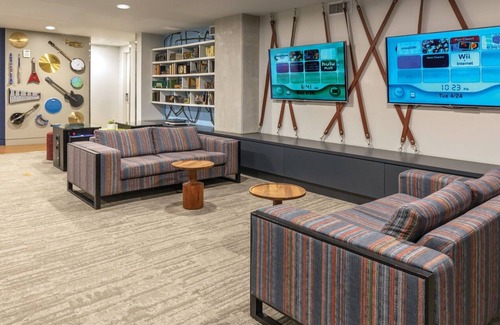 Civic District Resort | Modern 1BD Austin with Rooftop Pool, Firepit & BBQ